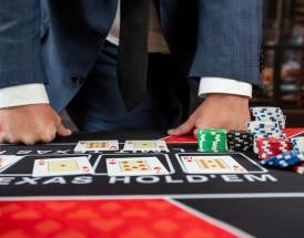 Sådan spiller du poker med jetoner derhjemme