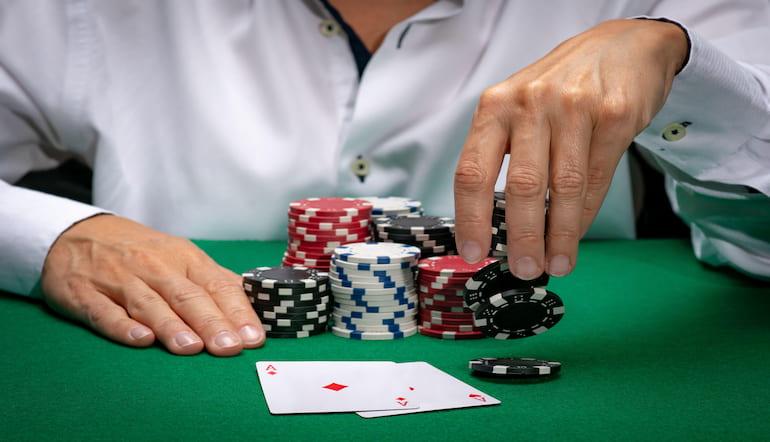 Sådan spiller du poker med chips derhjemme