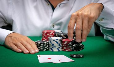 Sådan spiller du poker med chips derhjemme